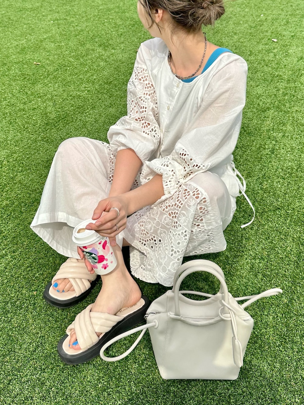 「春服みてみて、春コーデ、白コーデ、オールインワン、レース、ホワイトコーデ、ワントーンコーデ、サンダル、オトナカジュアル、オトナ女子、春夏コーデ、Kastane、大人かわいい、サロペット」｜「Kastaneの【Kolors like you】 fake leather 2way bag（トートバッグ、ホワイト系）」を使った、かとまりさん（レディース・166cm）の春コーディネートの2枚目の写真