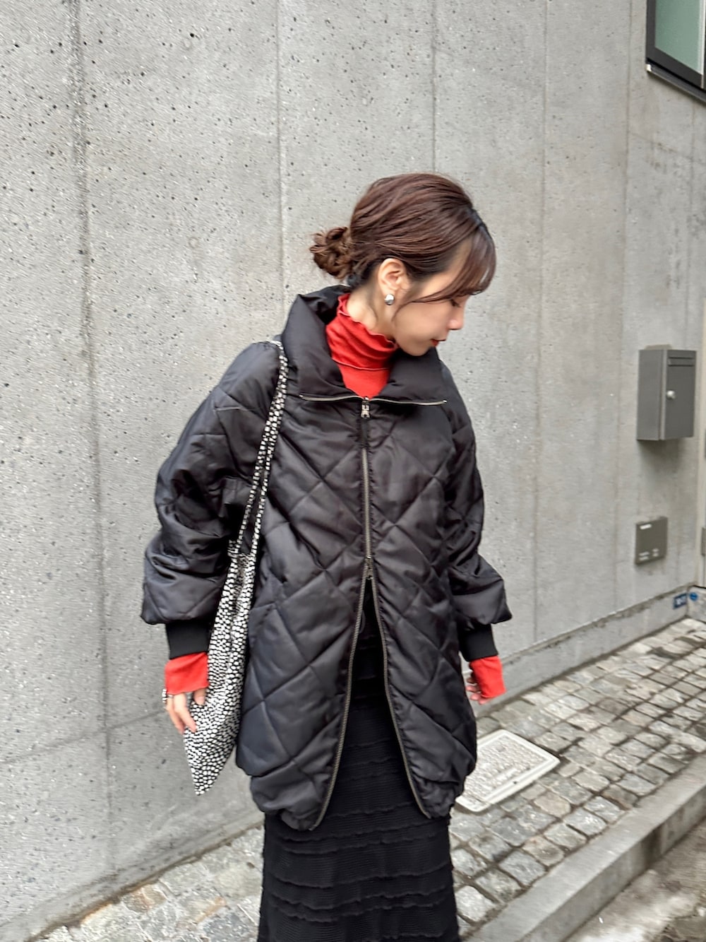 「冬アウター、キルティング、キルティングコート、キルティングジャケット、クリスマスに着たい服、赤、お出かけコーデ、コート、ビッグシルエット、冬のコーデ、タイトスカート、オトナ女子、Kastane、ブーツ、大人カジュアル」｜「Kastaneの【2023AWカタログ掲載アイテム】キャンディスリーブリバーシブルコート（ダウンジャケット/コート、ブラック系）」を使った、かとまりさん（レディース・166cm）の冬コーディネートの3枚目の写真