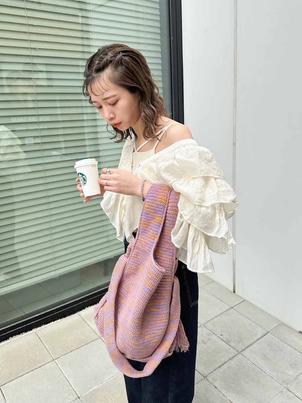 ブルー系のデニムパンツ、ホワイト系のシャツ/ブラウス、ホワイト系のキャミソールを着用したレディースの春コーディネートの5枚目の写真