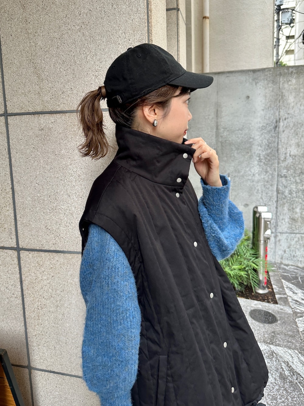 ブルー系のニット/セーター、ブラック系のジャケット/アウターを着用したレディースの夏コーディネートの5枚目の写真