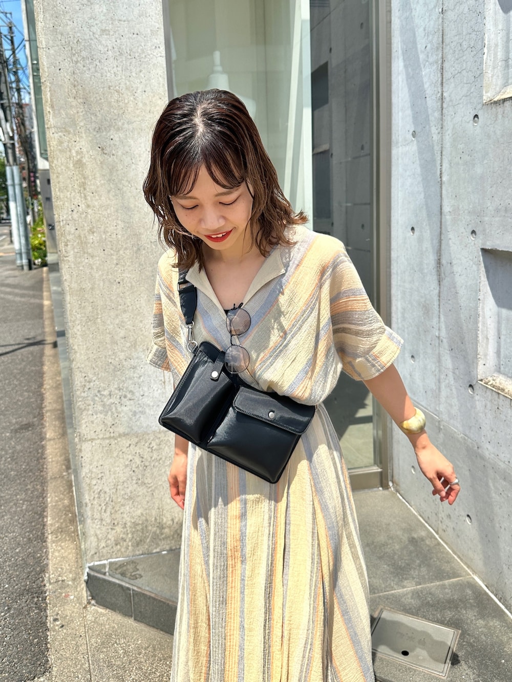 「初夏コーデ、休日スタイル、ショルダーバッグ、夏コーデ、大人カジュアル、夏、ワンピース、ワンピースコーデ、サンダルコーデ、高身長コーデ、Kastane、ボディバッグ、サングラス、カラーサングラス」｜「Kastaneの【サイズ展開あり】チェンナイワンピース（ワンピース/ドレス、ホワイト系）」を使った、かとまりさん（レディース・166cm）の春コーディネートの4枚目の写真