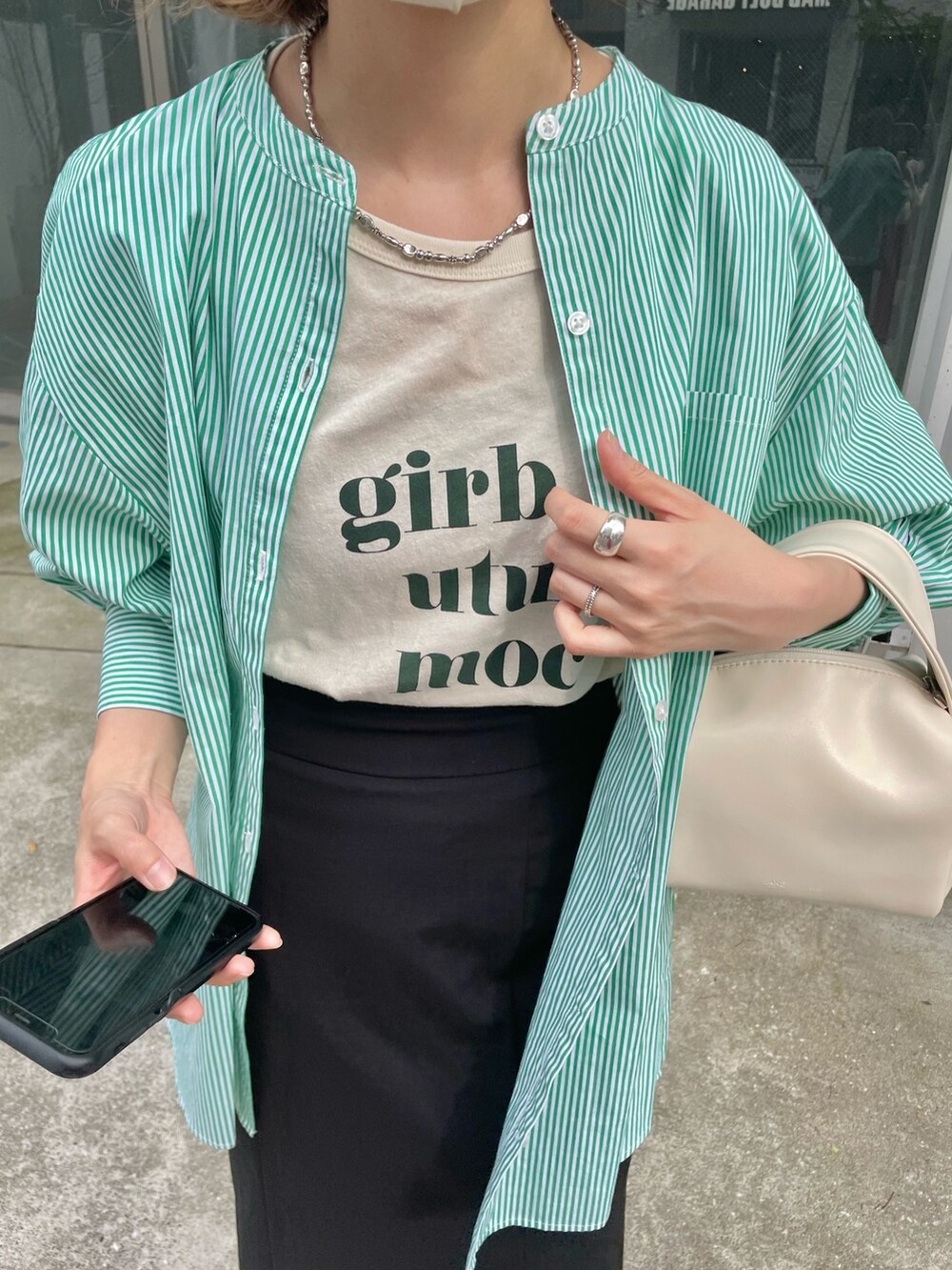 グリーン系のシャツ/ブラウス、ベージュ系のTシャツ/カットソー、ホワイト系のボストンバッグを着用したレディースの夏コーディネートの4枚目の写真