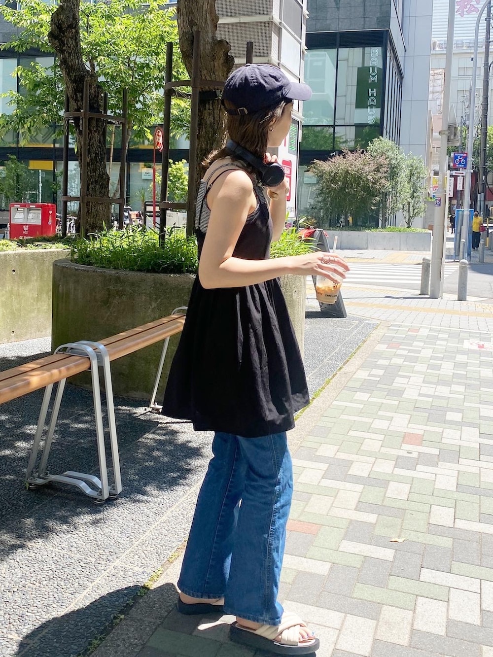 ブラック系のキャミソール、ブラック系のサンダル、ブラック系のワンピースを着用したレディースの春コーディネートの3枚目の写真