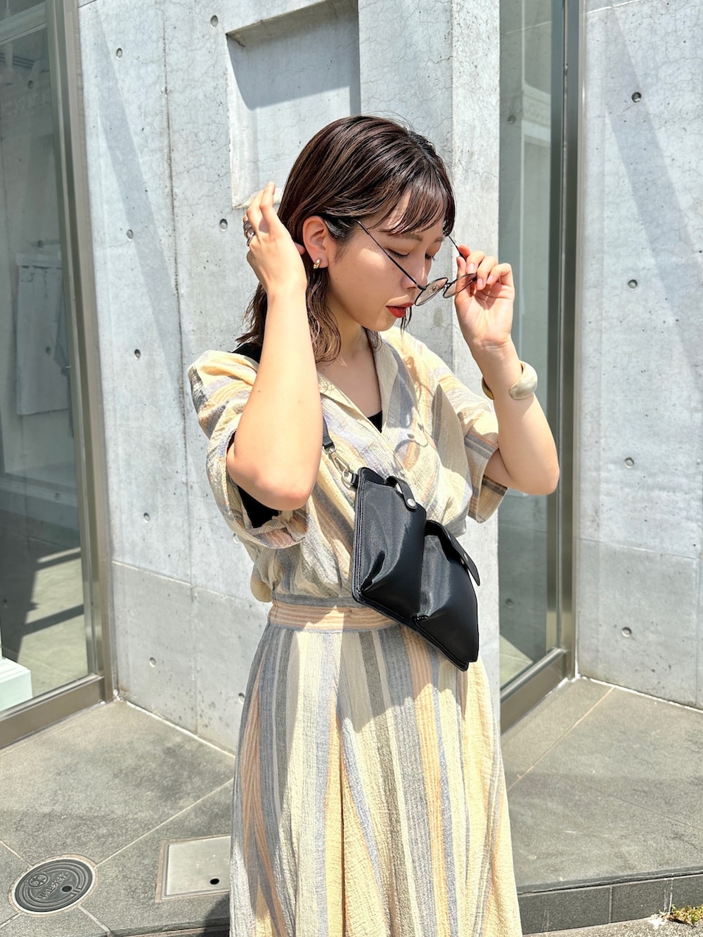 「初夏コーデ、休日スタイル、ショルダーバッグ、夏コーデ、大人カジュアル、夏、ワンピース、ワンピースコーデ、サンダルコーデ、高身長コーデ、Kastane、ボディバッグ、サングラス、カラーサングラス」｜「Kastaneの【サイズ展開あり】チェンナイワンピース（ワンピース/ドレス、ホワイト系）」を使った、かとまりさん（レディース・166cm）の春コーディネートの5枚目の写真