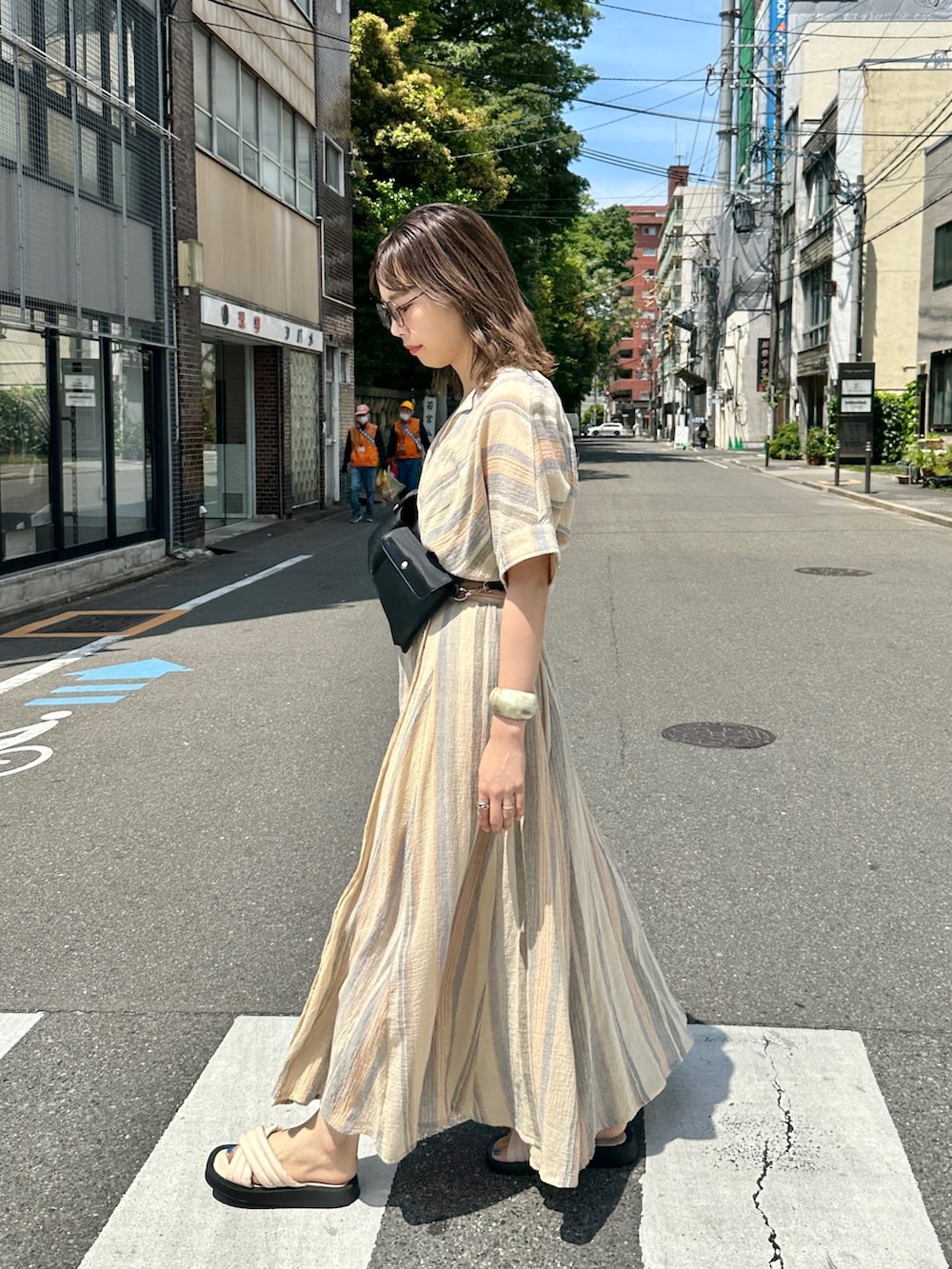 「初夏コーデ、休日スタイル、ショルダーバッグ、夏コーデ、大人カジュアル、夏、ワンピース、ワンピースコーデ、サンダルコーデ、高身長コーデ、Kastane、ボディバッグ、サングラス、カラーサングラス」｜「Kastaneの【サイズ展開あり】チェンナイワンピース（ワンピース/ドレス、ホワイト系）」を使った、かとまりさん（レディース・166cm）の春コーディネートの2枚目の写真