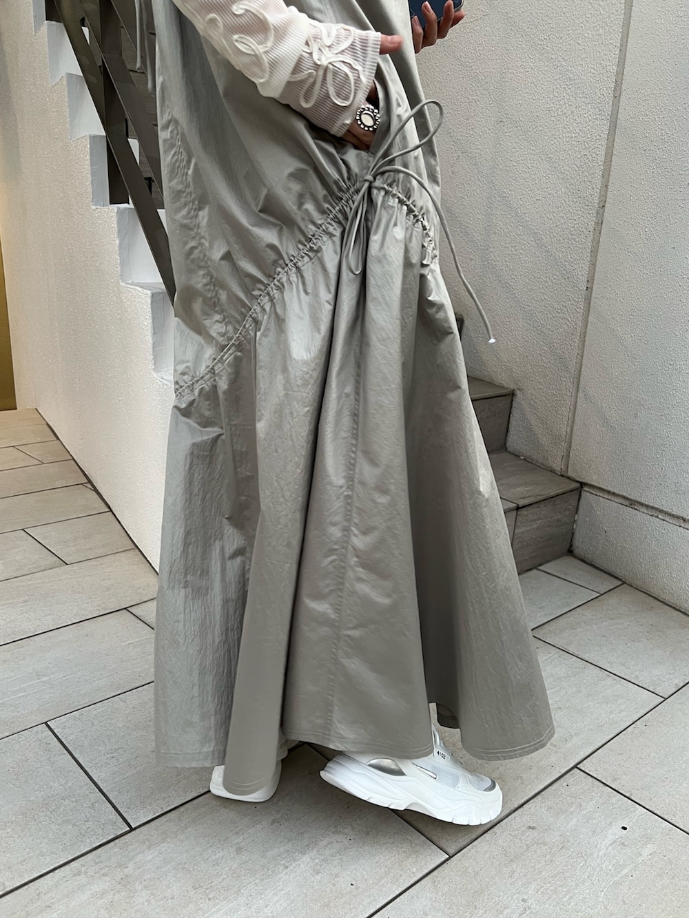 グリーン系のワンピース/ドレス、ホワイト系のショルダーバッグ、ホワイト系のTシャツ/カットソーを着用したレディースの冬コーディネートの4枚目の写真