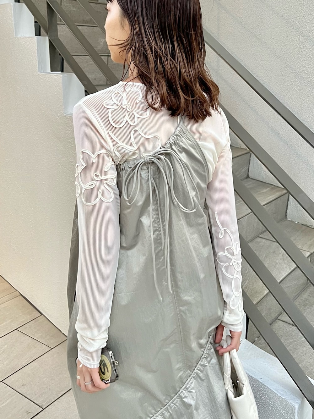 グリーン系のワンピース/ドレス、ホワイト系のショルダーバッグ、ホワイト系のTシャツ/カットソーを着用したレディースの冬コーディネートの3枚目の写真