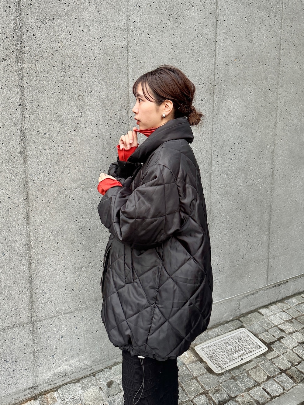 「冬アウター、キルティング、キルティングコート、キルティングジャケット、クリスマスに着たい服、赤、お出かけコーデ、コート、ビッグシルエット、冬のコーデ、タイトスカート、オトナ女子、Kastane、ブーツ、大人カジュアル」｜「Kastaneの【2023AWカタログ掲載アイテム】キャンディスリーブリバーシブルコート（ダウンジャケット/コート、ブラック系）」を使った、かとまりさん（レディース・166cm）の冬コーディネートの4枚目の写真