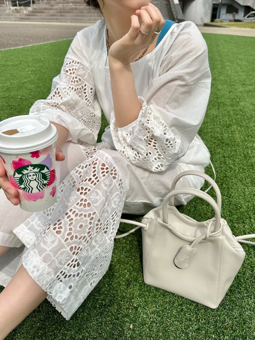 「春服みてみて、春コーデ、白コーデ、オールインワン、レース、ホワイトコーデ、ワントーンコーデ、サンダル、オトナカジュアル、オトナ女子、春夏コーデ、Kastane、大人かわいい、サロペット」｜「Kastaneの【Kolors like you】 fake leather 2way bag（トートバッグ、ホワイト系）」を使った、かとまりさん（レディース・166cm）の春コーディネートの3枚目の写真