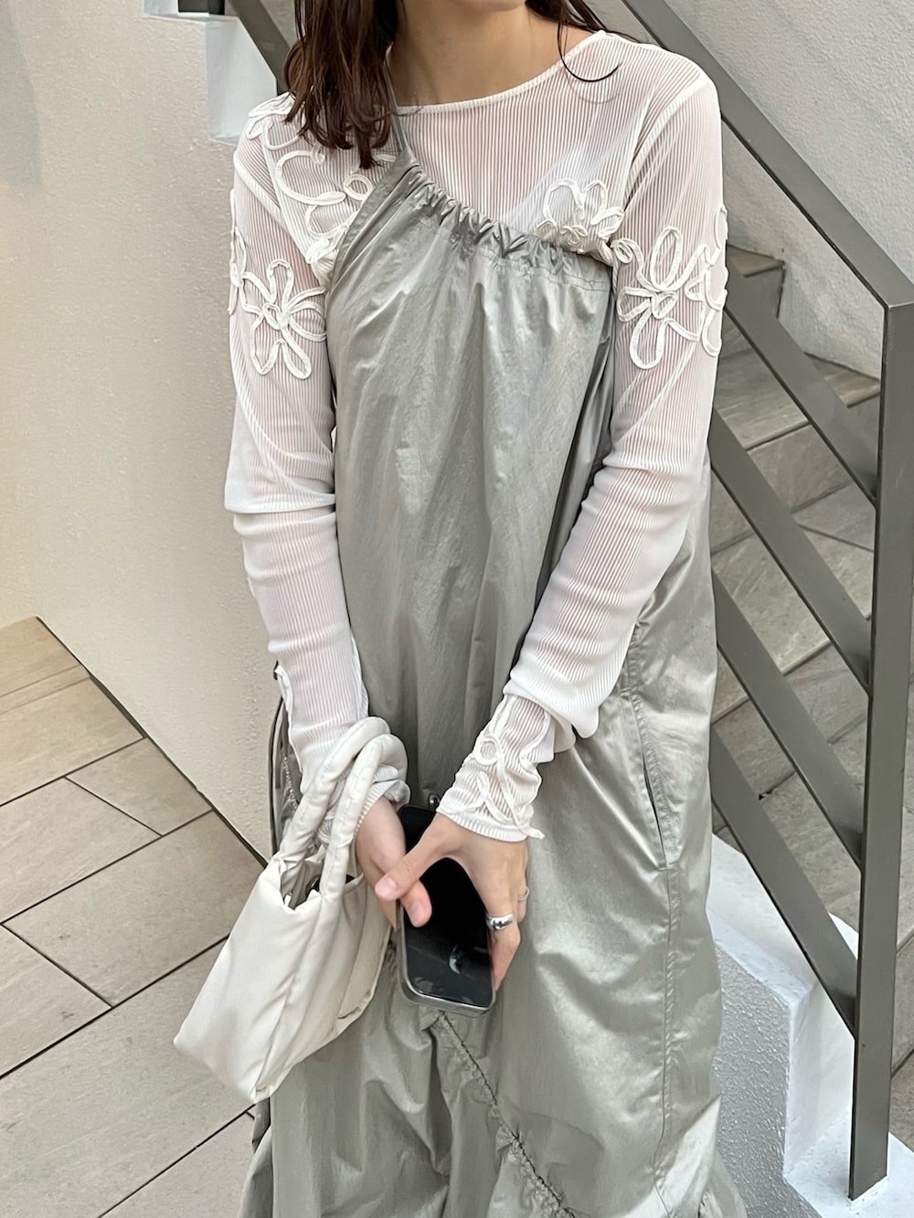 グリーン系のワンピース/ドレス、ホワイト系のショルダーバッグ、ホワイト系のTシャツ/カットソーを着用したレディースの冬コーディネートの2枚目の写真