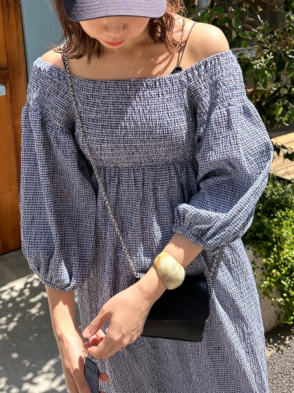 「夏コーデ、大人カジュアル、初夏コーデ、ミニバッグ、高身長コーデ、キャップ、ニューエラ、ワンポイント、ワンピース、ギンガムチェック、オフショル、スニーカーコーデ、チェック、ショルダーバッグ、Kastane」｜「Kastaneの【WEB限定/サイズ展開あり】ギンガムシャーリングワンピース（ワンピース、ブルー系）」を使った、かとまりさん（レディース・166cm）の春コーディネートの5枚目の写真