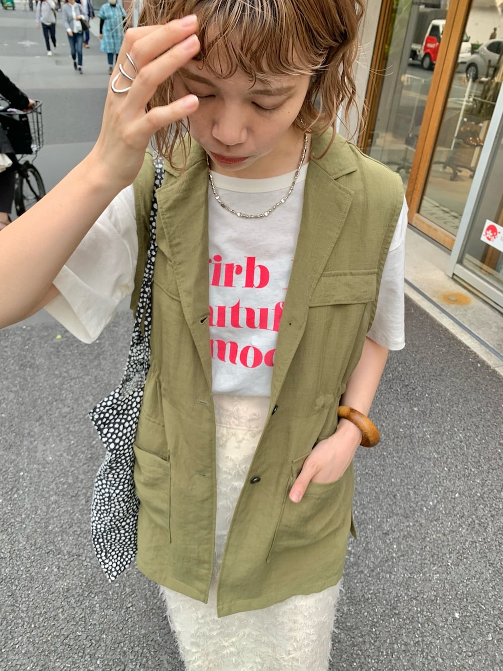 「ロゴT、夏だ！Tシャツ着よう！、休日スタイル、カジュアルコーデ、夏、ベスト、ジレ、ミリタリーパンツ、スリットスカート、スニーカーコーデ、エアマックス97、ナイキ、梅雨コーデ、ミリタリーベスト、Kastane」｜「KastaneのカラバリロゴTee（Tシャツ/カットソー、ホワイト系）」を使った、かとまりさん（レディース・166cm）の夏コーディネートの2枚目の写真