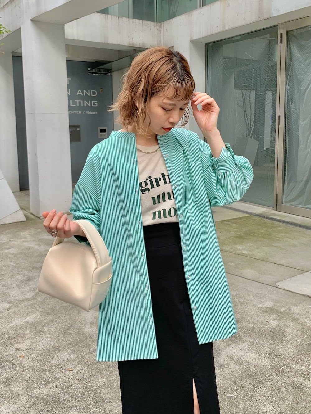 グリーン系のシャツ/ブラウス、ベージュ系のTシャツ/カットソー、ホワイト系のボストンバッグを着用したレディースの夏コーディネートの3枚目の写真