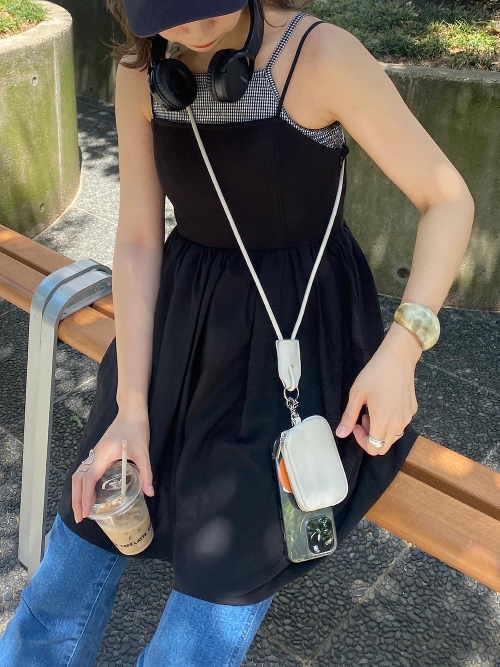 ブラック系のキャミソール、ブラック系のサンダル、ブラック系のワンピースを着用したレディースの春コーディネートの4枚目の写真