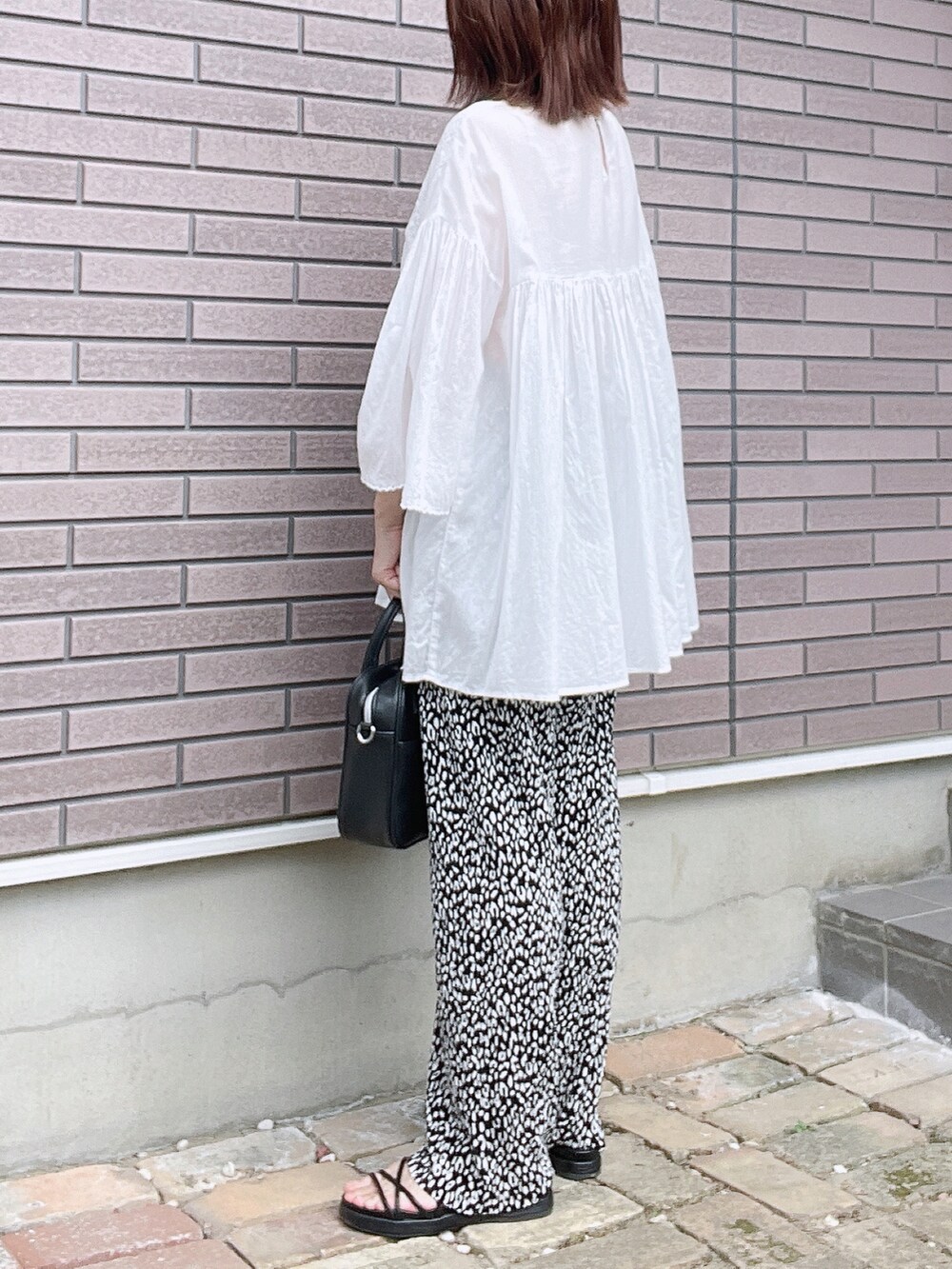 ブラック系のその他パンツ、ホワイト系のシャツ/ブラウス、ブラック系のボストンバッグを着用したレディースの夏コーディネートの3枚目の写真