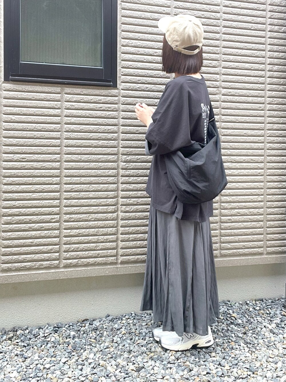「春夏コーデ、ロングスカート、ニコアンド、グローバルワーク(GLOBAL WORK)、ニューバランス、モード、キャップ、大人カジュアル、オーバーサイズ、スニーカーコーデ、初夏コーデ」｜「niko and...のBIGアソートROCKTシャツ（Tシャツ/カットソー、ブラック系）」を使った、hitomiさん（レディース・157cm）の春コーディネートの3枚目の写真