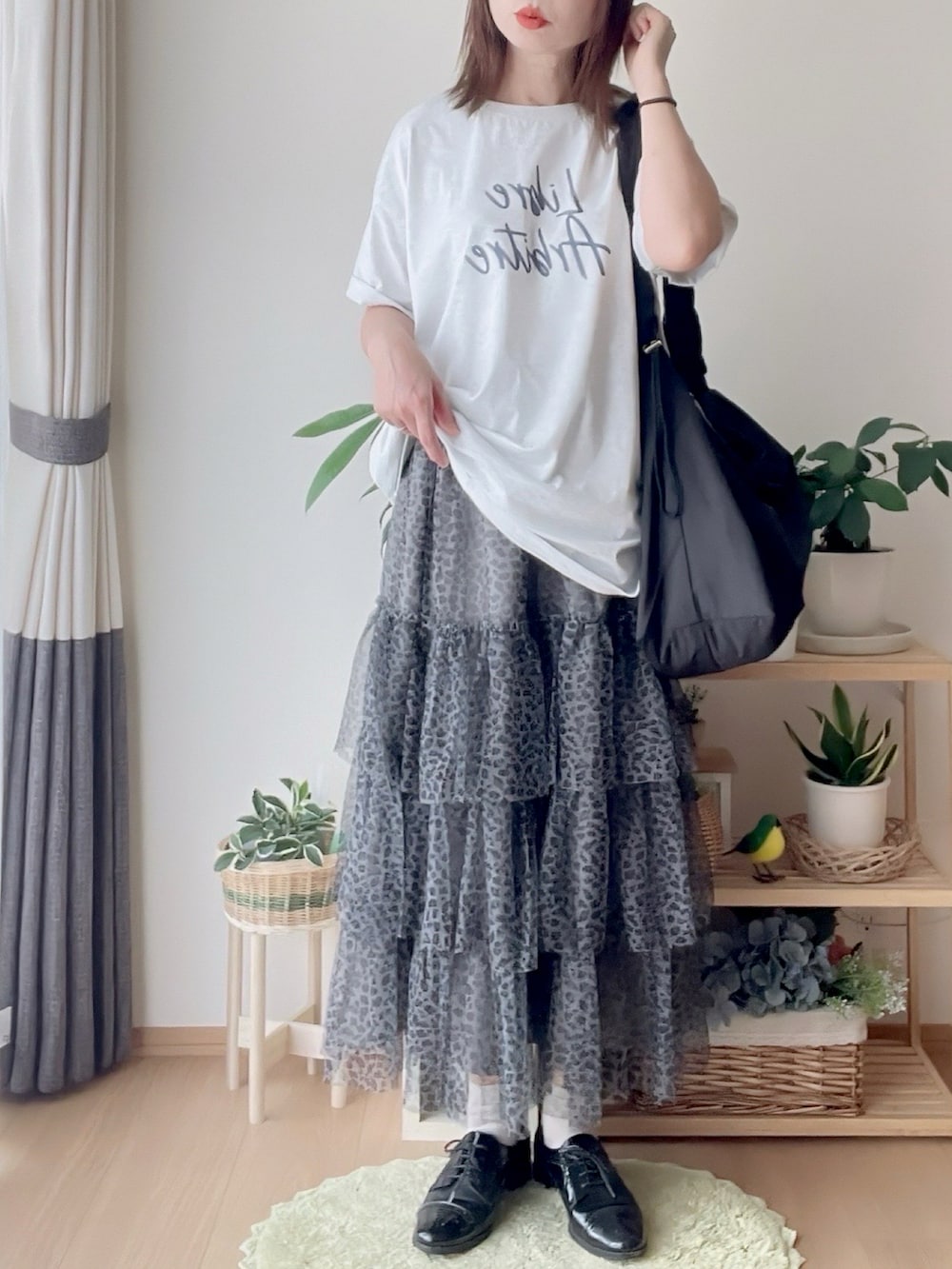 ベージュ系のTシャツ/カットソー、グレー系のスカート、ブラック系のショルダーバッグを着用したレディースの夏コーディネートの3枚目の写真