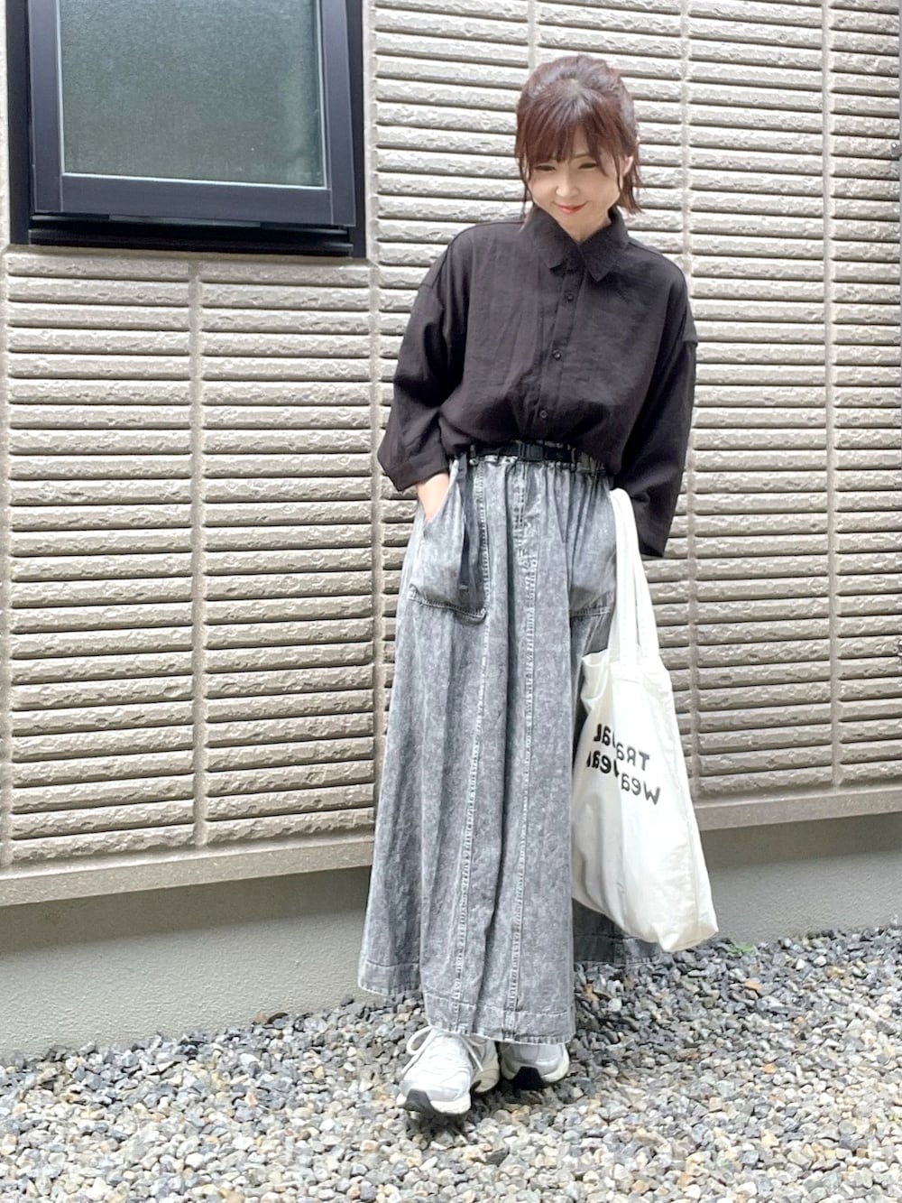 「初夏コーデ、モノトーンコーデ、ロングスカート、ニコアンド、シャツ、オープンカラーシャツ、LOWRYSFARM、大人コーデ、色落ちデニム、トートバッグ、モノトーン、白スニーカー、休日スタイル、厚底シューズ、お出かけコーデ」｜「LOWRYS FARMのヴィンテージライクシャツ　173638（シャツ/ブラウス、ブラック系）」を使った、hitomiさん（レディース・157cm）の夏コーディネートの3枚目の写真