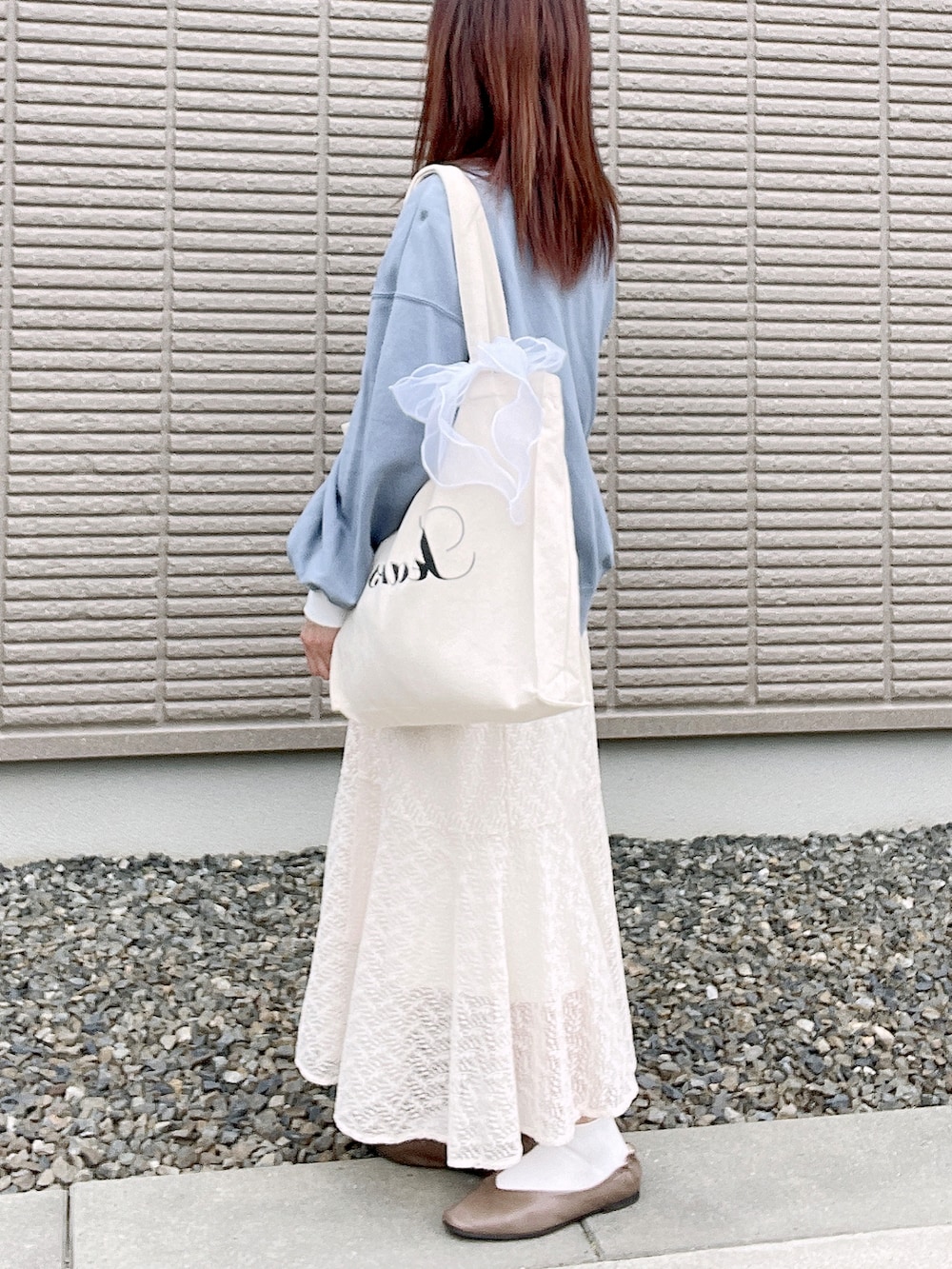 ブルー系のスウェット、ホワイト系のTシャツ/カットソー、ホワイト系のトートバッグを着用したレディースの秋コーディネートの2枚目の写真