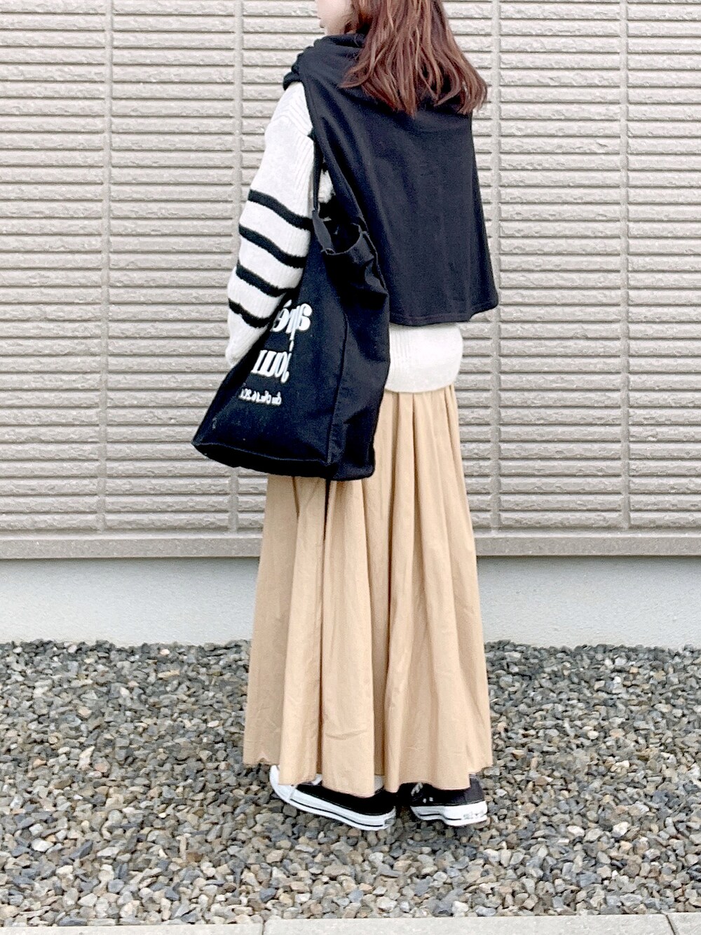 ホワイト系のニット/セーター、イエロー系のその他パンツ、ブラック系のスウェットを着用したレディースの秋コーディネートの5枚目の写真