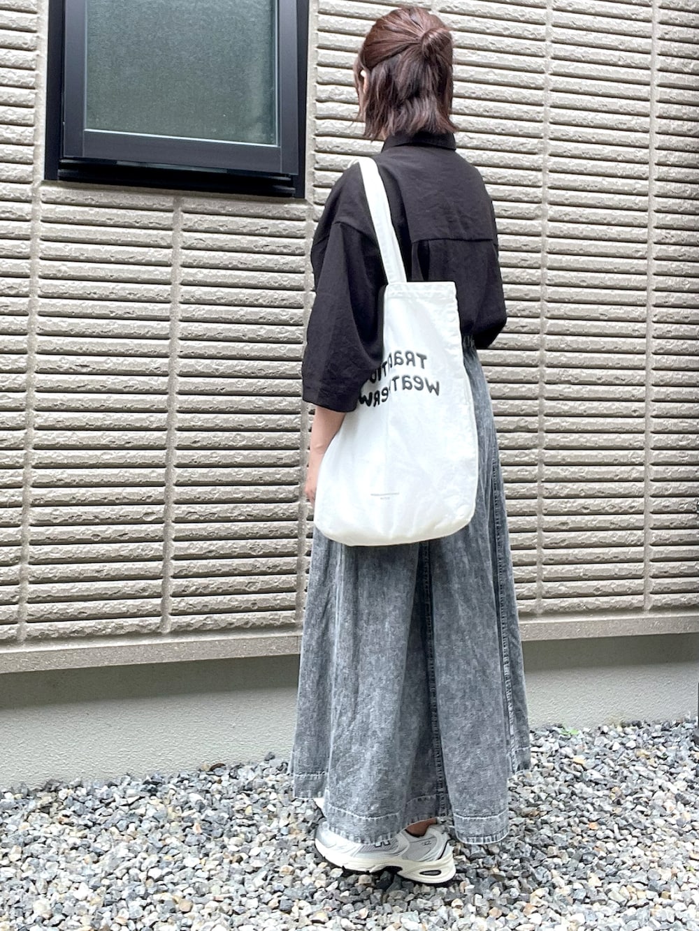 「初夏コーデ、モノトーンコーデ、ロングスカート、ニコアンド、シャツ、オープンカラーシャツ、LOWRYSFARM、大人コーデ、色落ちデニム、トートバッグ、モノトーン、白スニーカー、休日スタイル、厚底シューズ、お出かけコーデ」｜「LOWRYS FARMのヴィンテージライクシャツ　173638（シャツ/ブラウス、ブラック系）」を使った、hitomiさん（レディース・157cm）の夏コーディネートの2枚目の写真