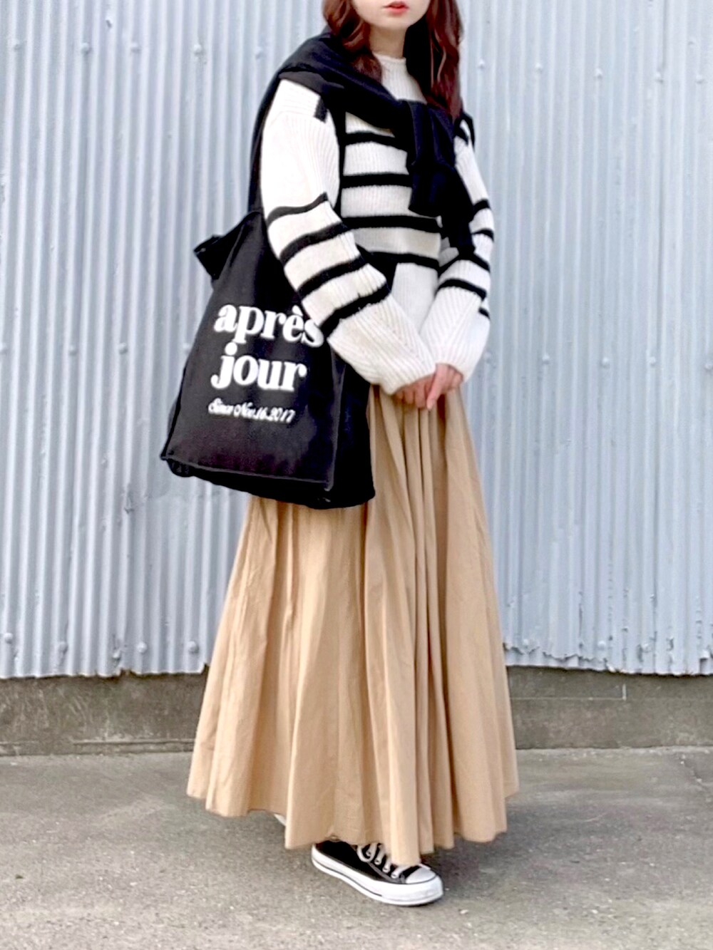 ホワイト系のニット/セーター、イエロー系のその他パンツ、ブラック系のスウェットを着用したレディースの秋コーディネートの2枚目の写真