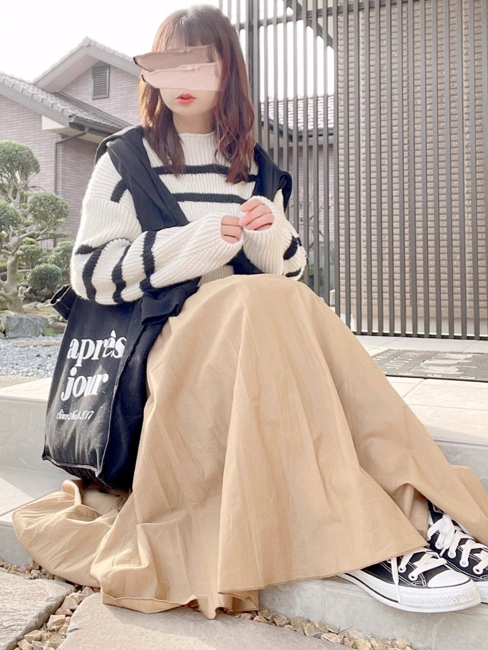 ホワイト系のニット/セーター、イエロー系のその他パンツ、ブラック系のスウェットを着用したレディースの秋コーディネートの3枚目の写真