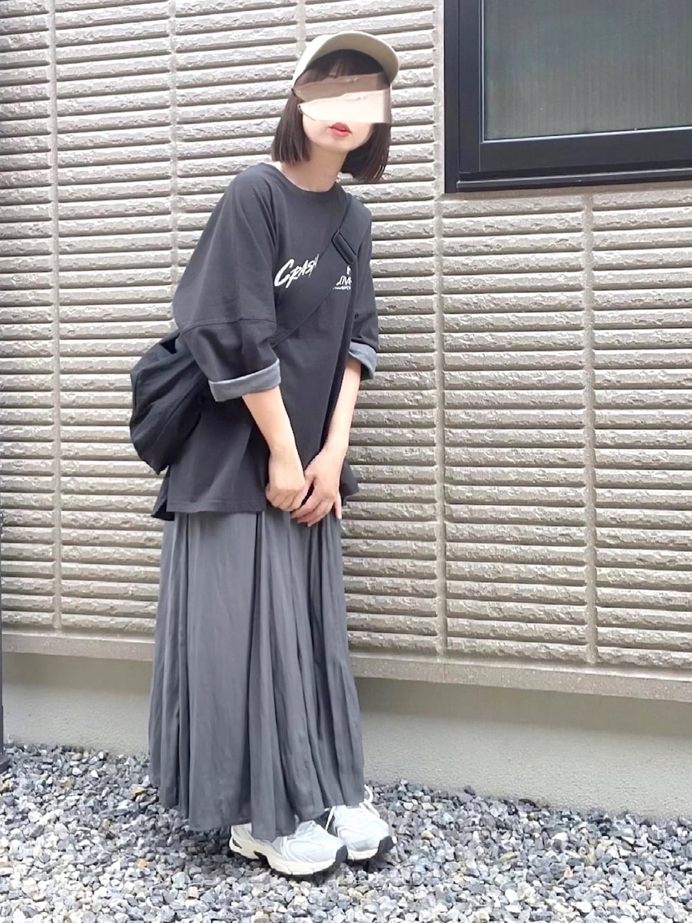 「春夏コーデ、ロングスカート、ニコアンド、グローバルワーク(GLOBAL WORK)、ニューバランス、モード、キャップ、大人カジュアル、オーバーサイズ、スニーカーコーデ、初夏コーデ」｜「niko and...のBIGアソートROCKTシャツ（Tシャツ/カットソー、ブラック系）」を使った、hitomiさん（レディース・157cm）の春コーディネートの2枚目の写真