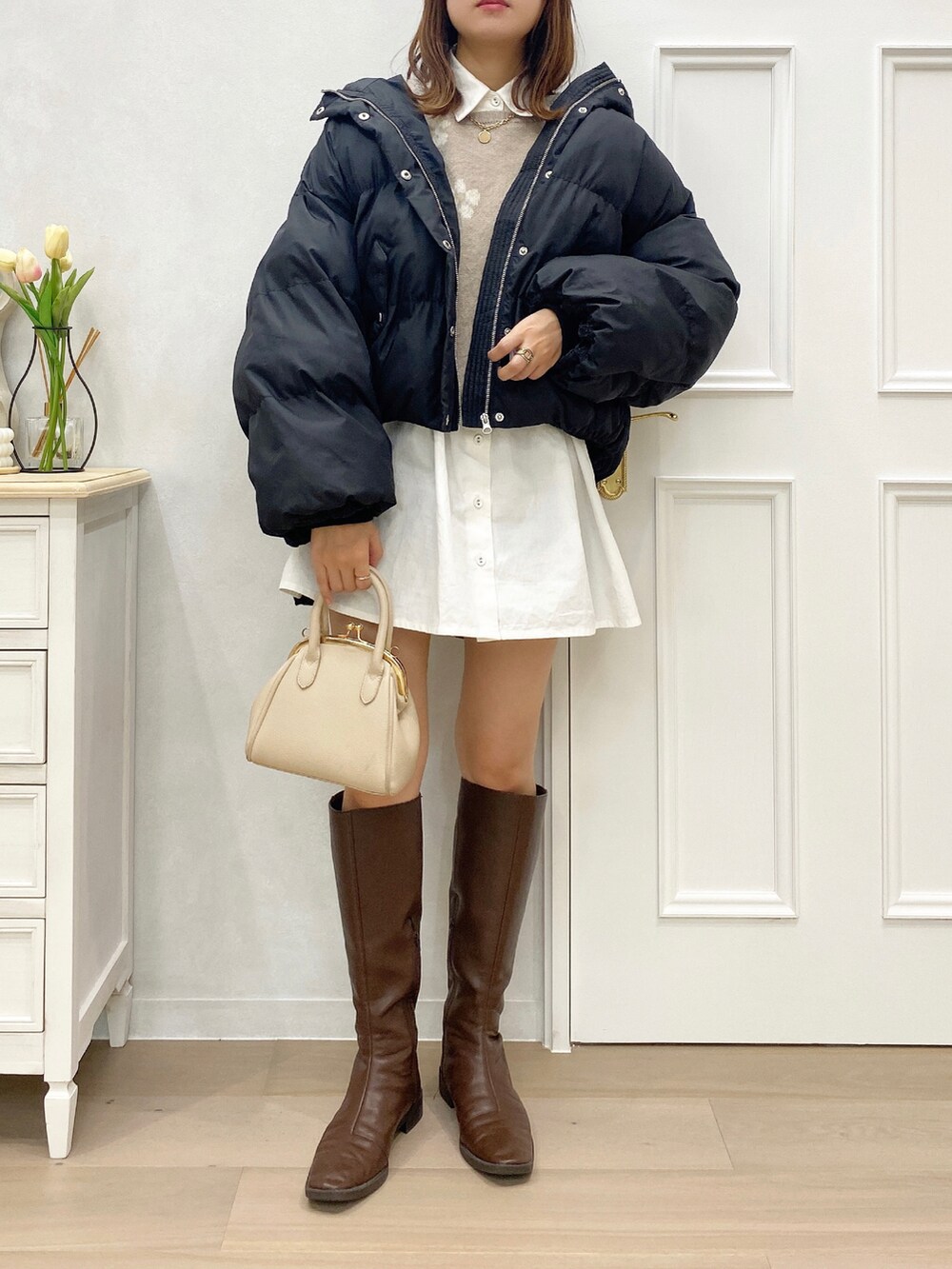 「シャツワンピース、冬コーデ、ロングブーツ、プチプラ、ラベンダー、ミニバッグ、花柄トップス、韓国ファッション、apresjour、アプレジュール」｜「apres jourのフラワージャガード２WAYカーディガン【ZOZOTOWN限定アイテム】（カーディガン/ボレロ、パープル系）」を使った、apres_jourさん（レディース・162cm）の冬コーディネートの2枚目の写真