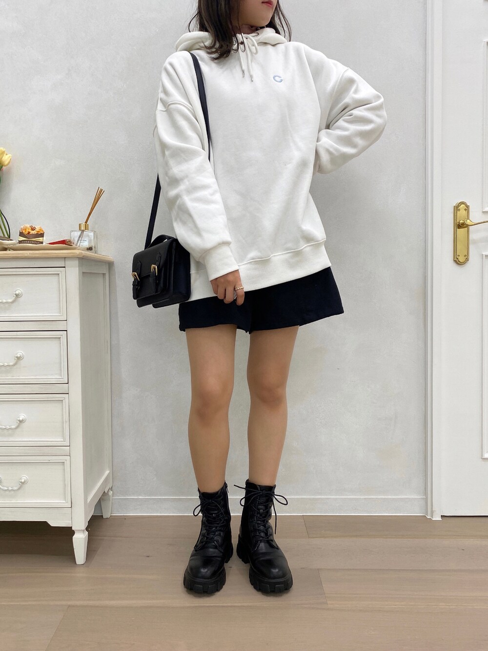 「ブーツ、冬コーデ、ハーフパンツ、プチプラ、あったかコーデ、バックプリント、ロゴパーカー、apresjour、アプレジュール、ブーツスタイル、通学コーデ、ビックシルエット、ショートパンツ、ブルー、ロゴスウェット」｜「apres jourのショートパンツ【ZOZOTOWN限定アイテム】（その他パンツ、ブラック系）」を使った、apres_jourさん（レディース・162cm）の冬コーディネートの2枚目の写真