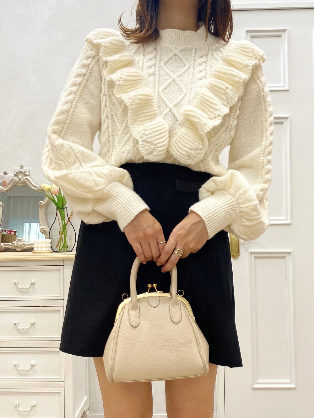 「ブーツ、冬コーデ、プチプラ、大人コーデ、プリーツスカート、デートスタイル（WOMEN）、ミニバッグ、フリルトップス、スカパン、デート服、通学コーデ、オトナガーリー、ボリューム袖、apresjour、アプレジュール」｜「apres jourの【apresjour×ARIAZ】がまぐちショルダーバッグ（ショルダーバッグ、ホワイト系）」を使った、apres_jourさん（レディース・162cm）の冬コーディネートの2枚目の写真