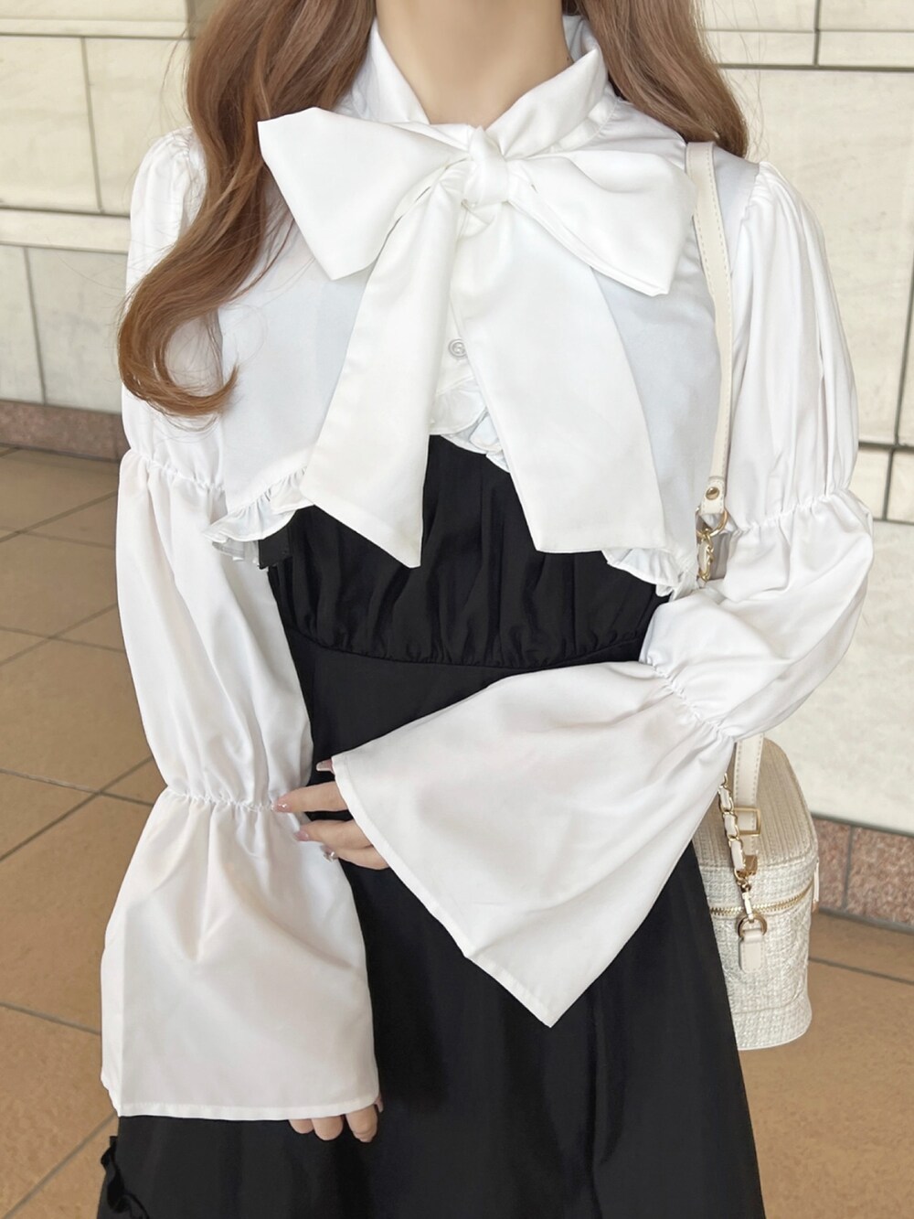 「フレンチガーリー、モノトーン、ブラウス、春コーデ、春服」｜「apres jourのアソートレースアップキャミワンピース【ZOZOTOWN限定アイテム】（ワンピース、ブラック系）」を使った、apres_jourさん（レディース・162cm）の春コーディネートの2枚目の写真