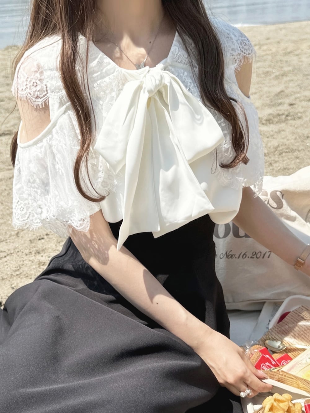 「肩開き、デート、デートスタイル（WOMEN）、フレアスカート、ボウタイブラウス」｜「apres jourのハイウエストフレアスカート【ZOZOTOWN限定アイテム】（スカート、ブラック系）」を使った、apres_jourさん（レディース・162cm）の夏コーディネートの2枚目の写真