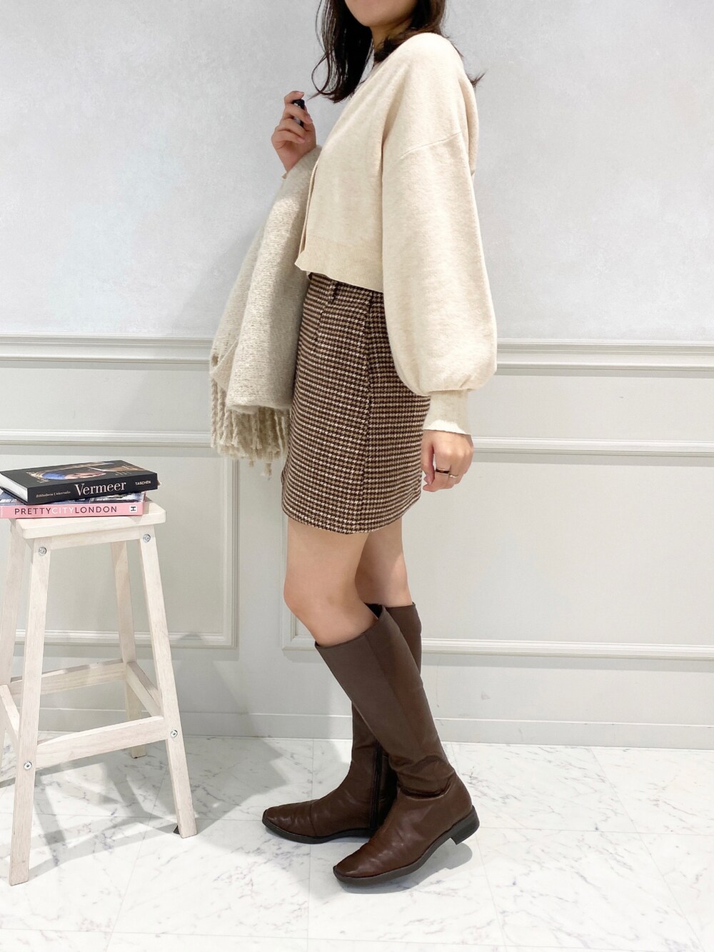 「マフラー、ロングブーツ、デート、プチプラ、台形ｽｶｰﾄ、ボリューム袖、apresjour、アプレジュール、チェック柄に恋してる、クリスマスに着たい服、カーディガン、大人かわいい、大人ガーリー、デートスタイル（WOMEN）、台形スカート」｜「apres jourの2WAYニットカーディガン【ZOZOTOWN限定アイテム】（ニット/セーター、ホワイト系）」を使った、apres_jourさん（レディース・162cm）の冬コーディネートの2枚目の写真