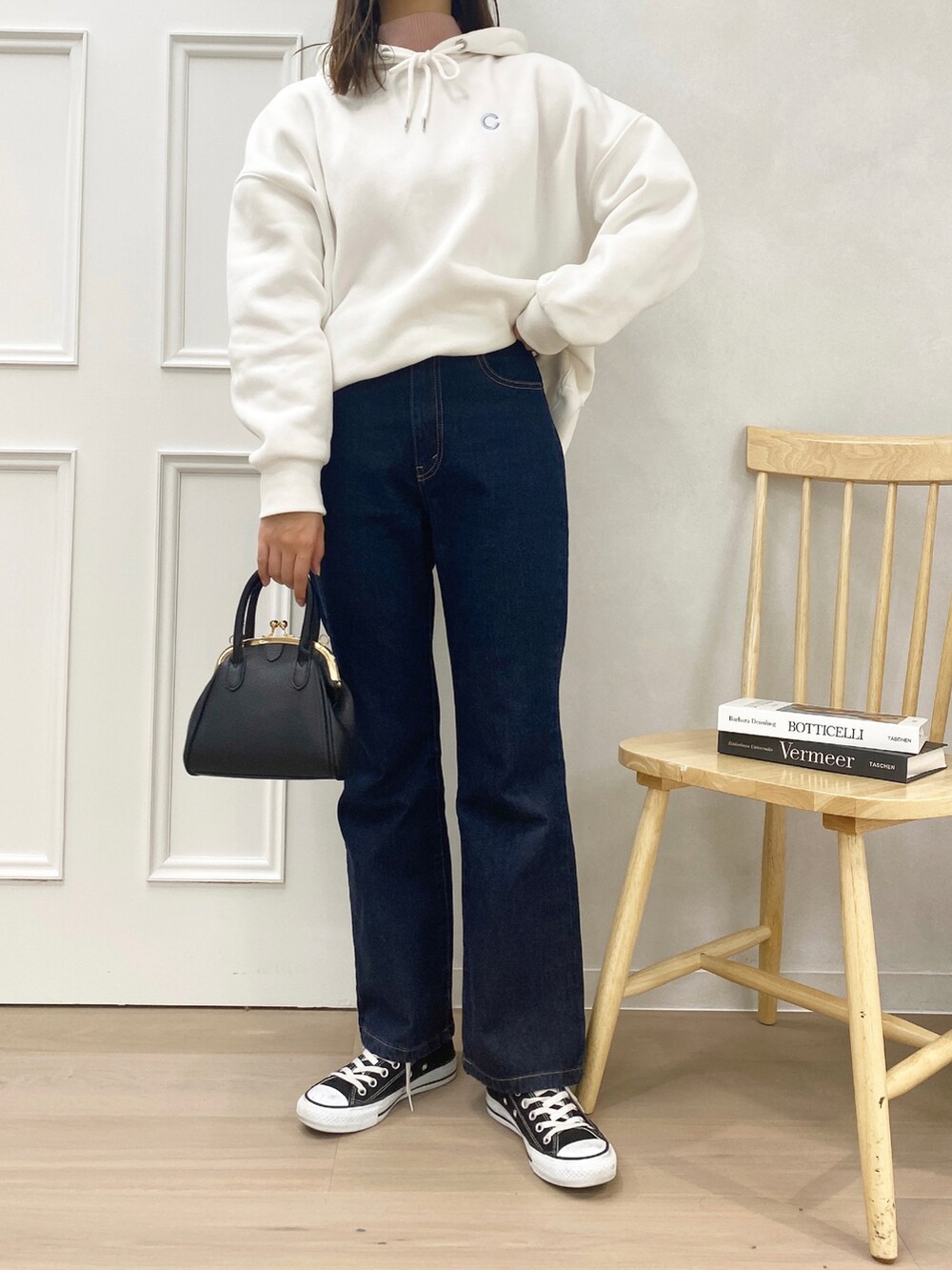 「パーカー、大人カジュアル、スニーカーコーデ、プチプラ、ホワイトコーデ、フレアパンツ、バックプリント、apresjour、アプレジュール、バックデザイン、コンバース、パーカーコーデ、通学、ワンマイルウェア、ロゴスウェット」｜「apres jourのバックプリントパーカー【ZOZOTOWN限定アイテム】【１.１】（パーカー、ホワイト系）」を使った、apres_jourさん（レディース・162cm）の冬コーディネートの2枚目の写真