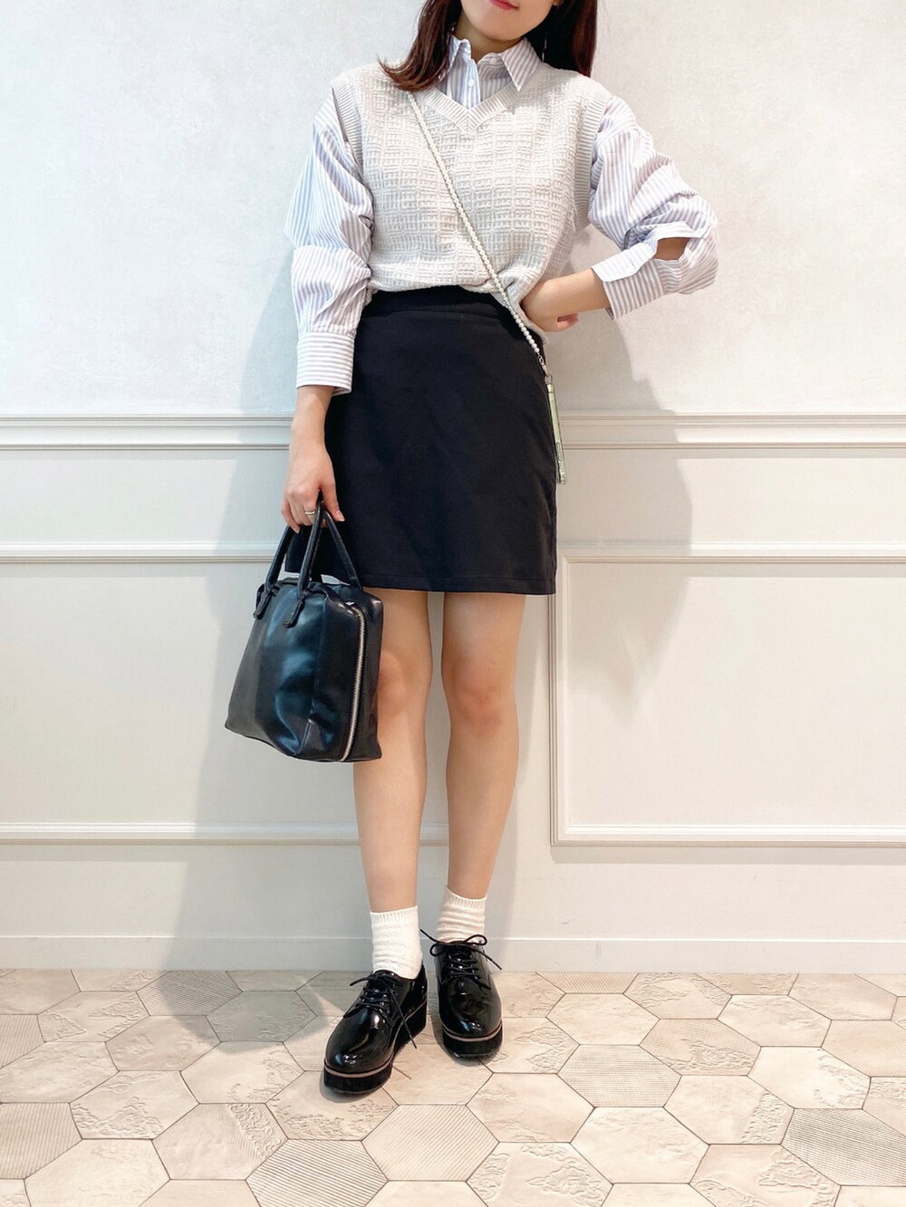「ニットベスト、プチプラ、ストライプシャツ、厚底シューズ、台形ｽｶｰﾄ、大人かわいい、通学コーデ、韓国ファッション、apresjour、アプレジュール」｜「apres jourのアソートニットベスト【ZOZOTOWN限定アイテム】（ベスト、ホワイト系）」を使った、apres_jourさん（レディース・162cm）の冬コーディネートの2枚目の写真