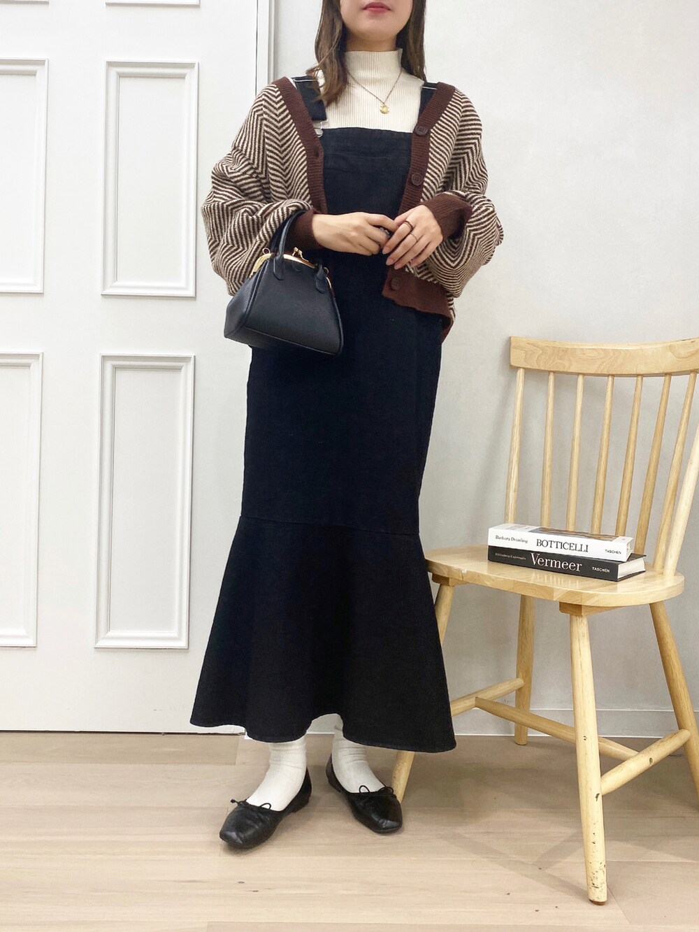 「千鳥柄、大人カジュアル、プチプラ、マーメイドスカート、あったかコーデ、デニムジャンスカ、マーメイド、apresjour、アプレジュール、デートスタイル（WOMEN）、淡色コーデ、大人女子、きれいめカジュアル、大人かわいい、ジャンパースカート」｜「apres jourの【apresjour×ARIAZ】がまぐちショルダーバッグ（ショルダーバッグ、ブラック系）」を使った、apres_jourさん（レディース・162cm）の冬コーディネートの2枚目の写真