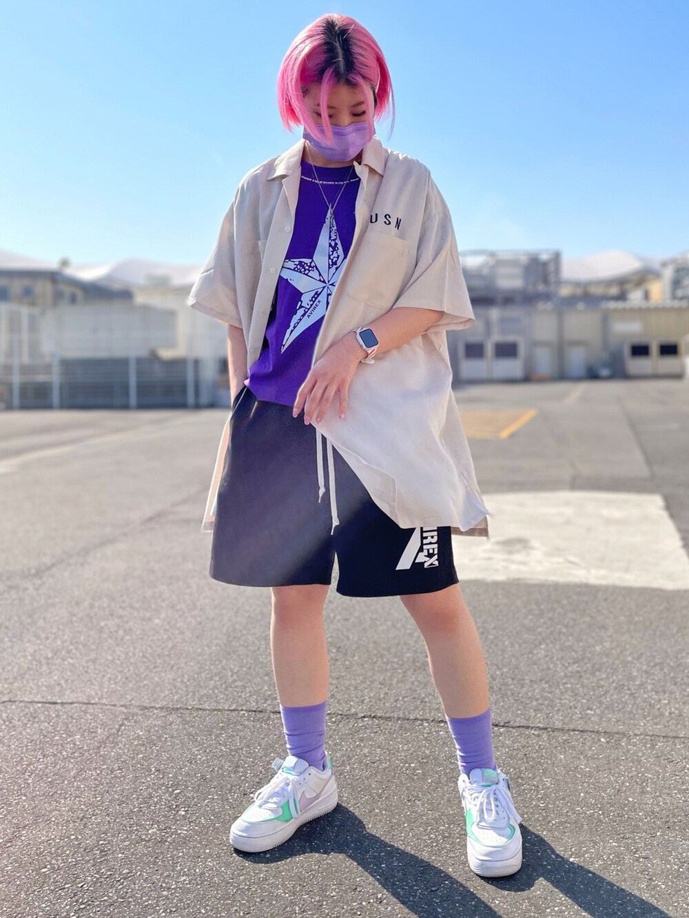 ベージュ系のワンピース、ブラック系のパンツ、パープル系のTシャツ/カットソーを着用したレディースの春コーディネートの2枚目の写真