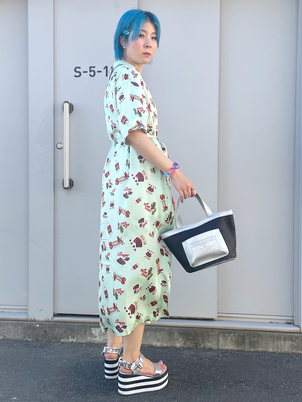 「ワンピース、夏、SCHOTT、お出かけコーデ、ドレスワンピ、カジノ、骨格ウェーブ、AVIREX DEPOT、イエベ春」｜「schottの【直営限定】 Women’sHAWAIIAN DRESS  NEON SIGN/ハワイアンドレス　"ネオンサイン"（ワンピース、グリーン系）」を使った、Rさん（骨格ウェーブ・レディース・161cm）の夏コーディネートの2枚目の写真