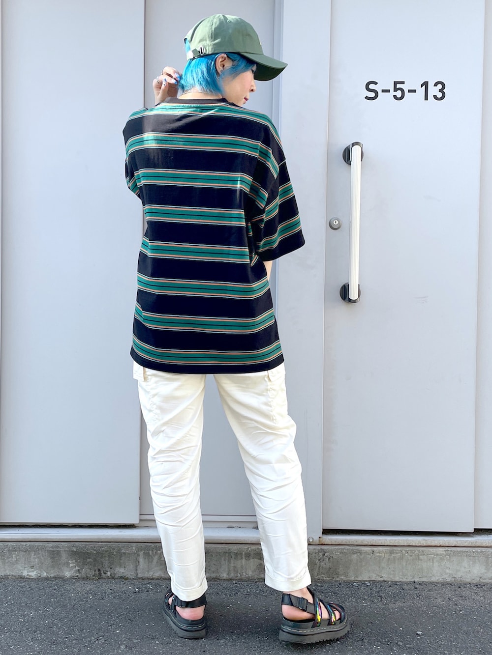 グリーン系のTシャツ/カットソー、ホワイト系のカーゴパンツ、グリーン系のキャップを着用したレディースの夏コーディネートの2枚目の写真