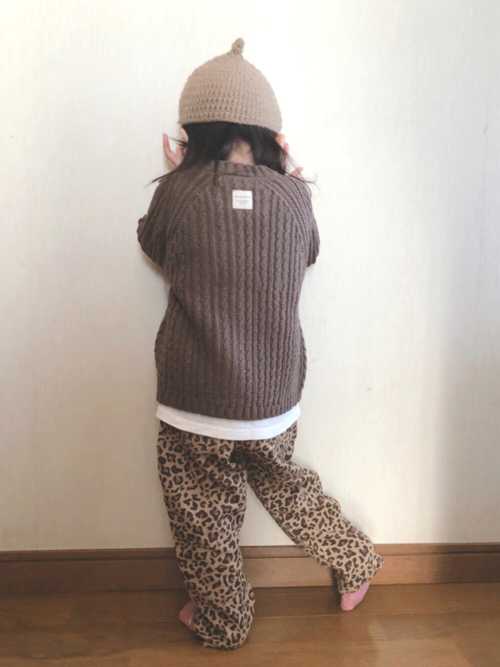 ブラウン系のカーゴパンツ、ホワイト系のシャツ/ブラウス、ブラウン系のカーディガン/ボレロを着用したキッズの秋コーディネートの2枚目の写真