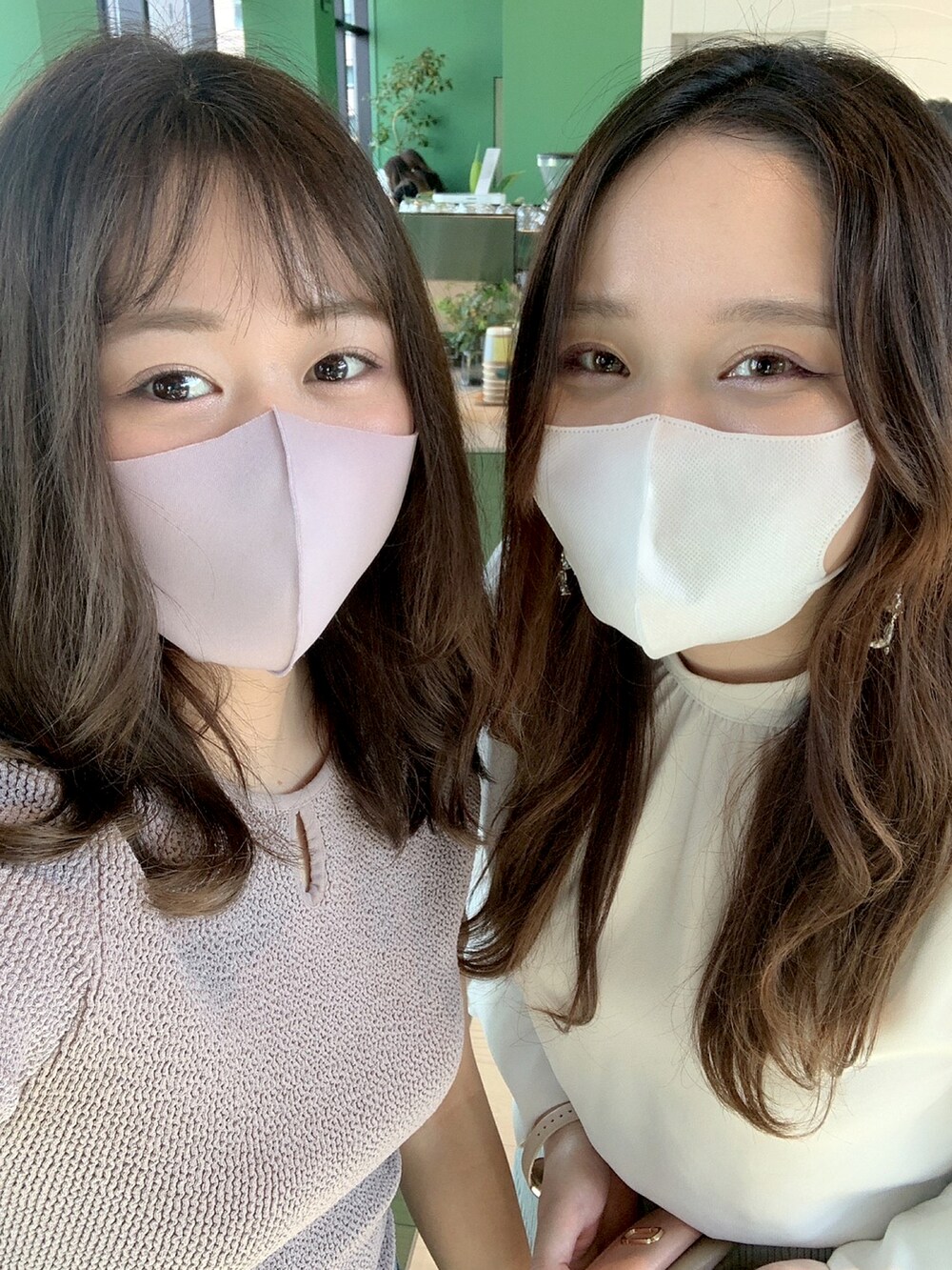 グリーン系のスカート、ベージュ系のショルダーバッグ、ホワイト系のシャツ/ブラウスを着用したレディースの秋コーディネートの2枚目の写真