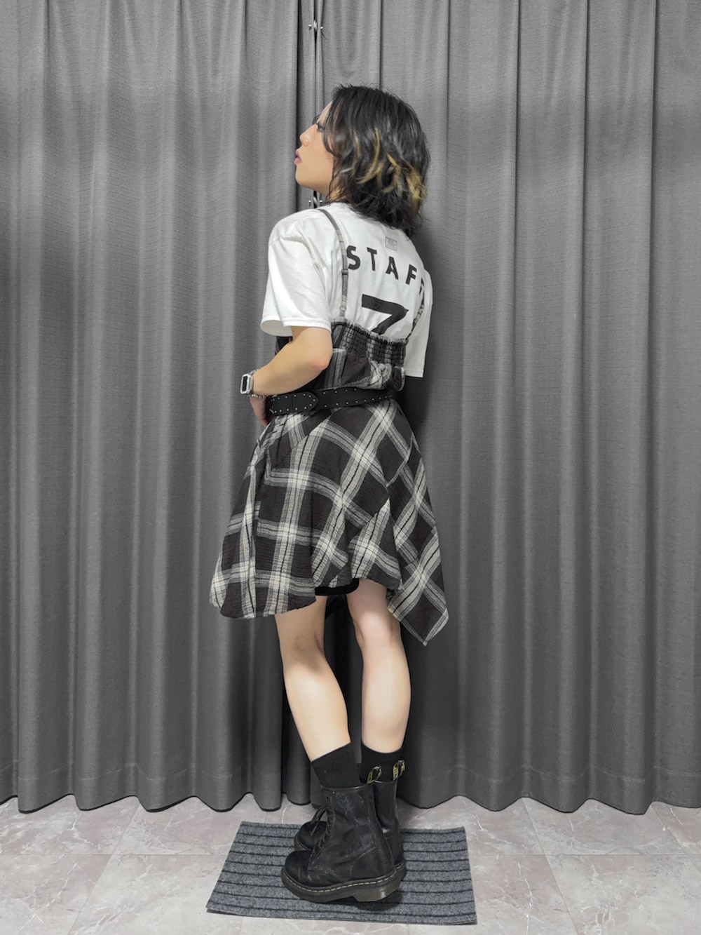 ブラック系のチュニック、ブラック系のブーツ、ホワイト系のTシャツ/カットソーを着用したレディースの夏コーディネートの2枚目の写真