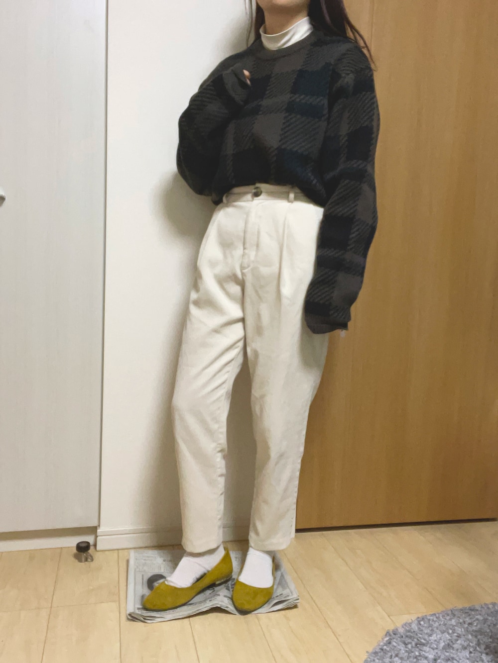 ブラック系のTシャツ/カットソー、グレー系のニット/セーター、ブラック系のジャケット/アウターを着用したレディースの冬コーディネートの2枚目の写真