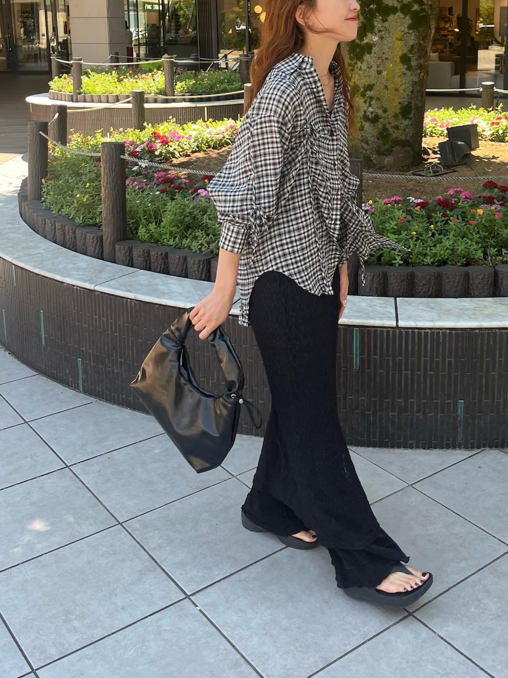 「Kastane、kastane_ootd、kastaneコーデ、B.Kastane、チェック、チェックシャツ、スカート、スカートコーデ、レイヤードスタイル、レイヤード」｜「Kastaneの【S.Mサイズ展開】チェックギャザーシャツ（シャツ/ブラウス、ブラック系）」を使った、itabaさん（骨格ストレート・レディース・161cm）の夏コーディネートの2枚目の写真