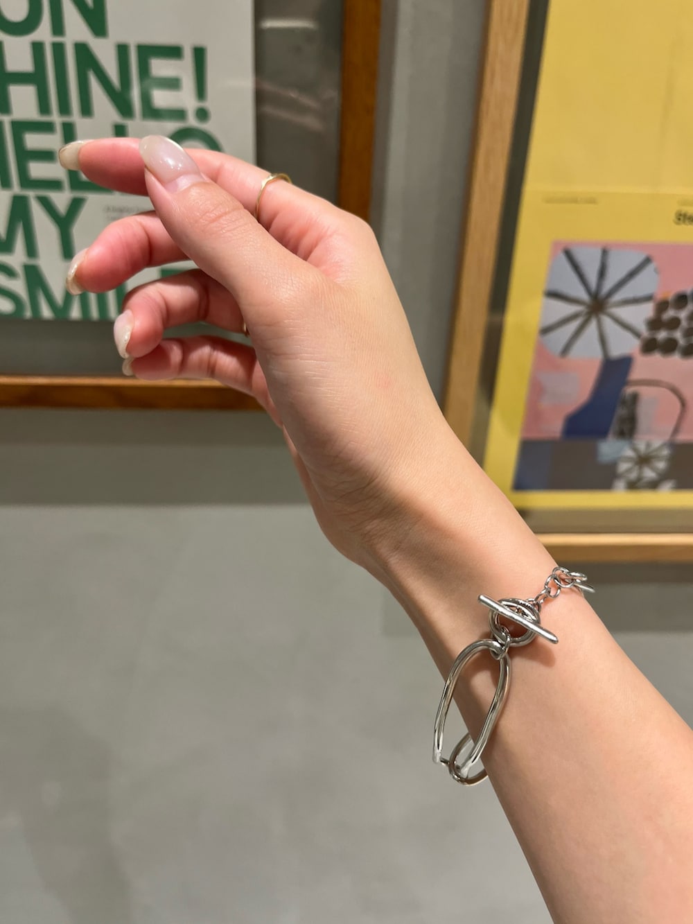 ブラウン系のパンプス、ブラウン系のその他パンツ、ベージュ系のキャミソールを着用したレディースの夏コーディネートの3枚目の写真