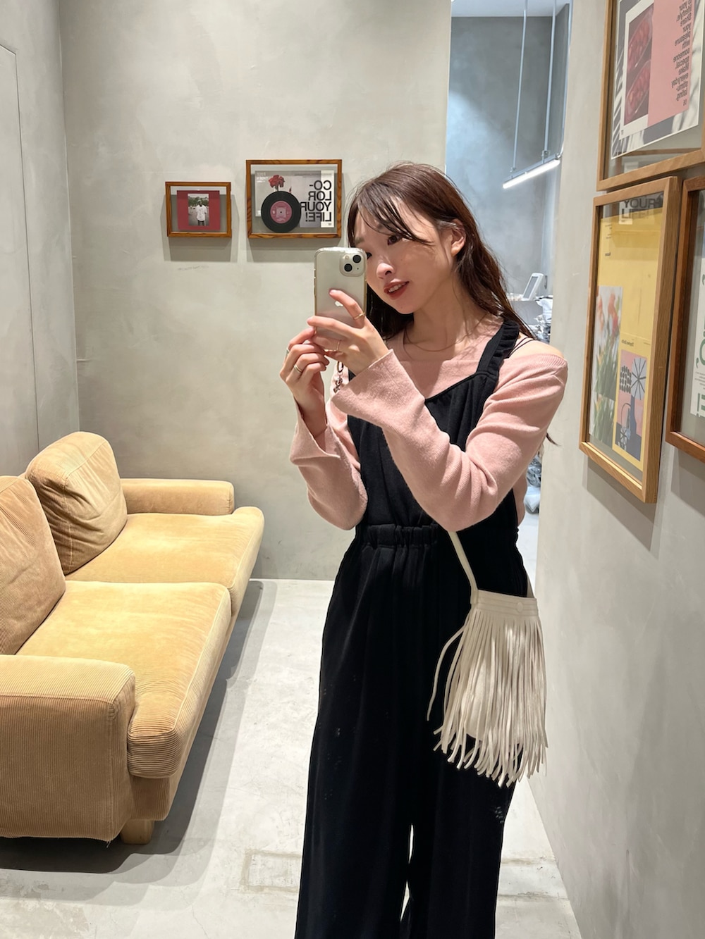 「Kastane、春コーデ、お出かけコーデ、休日スタイル、春カラー、大人コーデ、オトナカジュアル、春、オトナ女子、オフショル、ママファッション」｜「Kastaneの【2サイズ展開/低身長サイズ】フリルサロペット（サロペット/オーバーオール、ブラック系）」を使った、itabaさん（レディース・161cm）の春コーディネートの2枚目の写真
