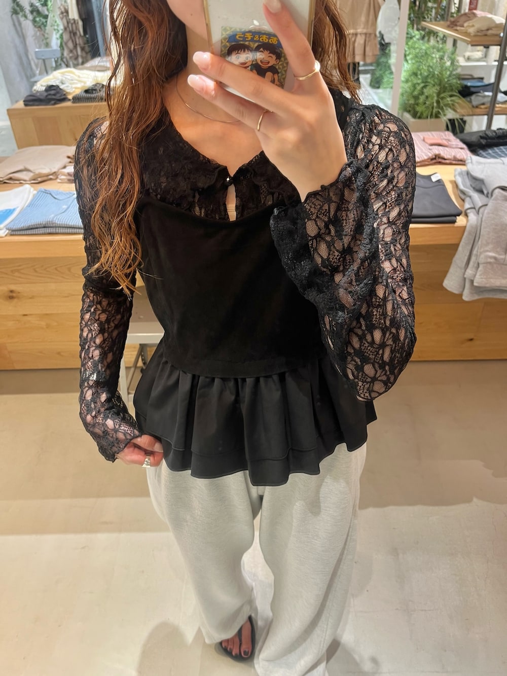 ブラック系のキャミソール、ブラック系のTシャツ/カットソー、ホワイト系のスウェットパンツを着用したレディースの夏コーディネートの2枚目の写真