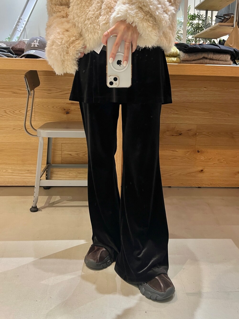 ホワイト系のその他アウター、ブラック系のその他パンツを着用したレディースの冬コーディネートの3枚目の写真