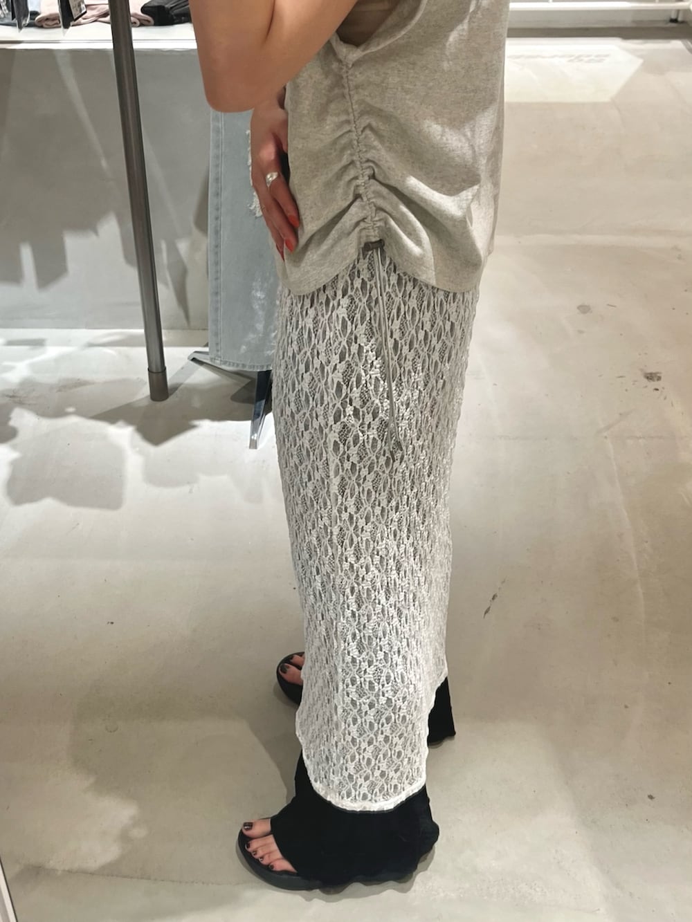 グレー系のTシャツ/カットソー、ホワイト系のスカート、ブラック系のその他パンツを着用したレディースの夏コーディネートの3枚目の写真